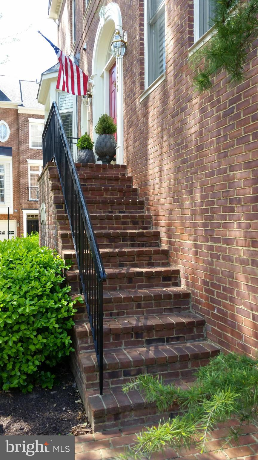 1632 COLONIAL HILLS DRIVE