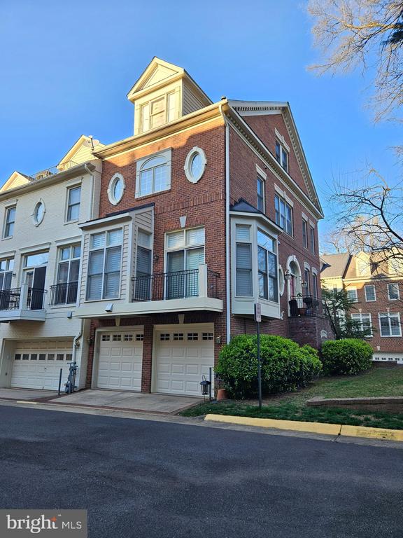 1632 COLONIAL HILLS DRIVE