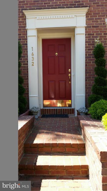1632 COLONIAL HILLS DRIVE