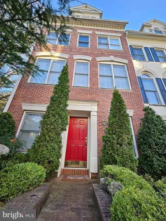1632 COLONIAL HILLS DRIVE