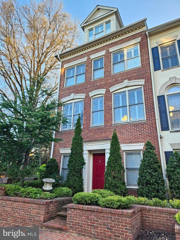 1632 COLONIAL HILLS DRIVE