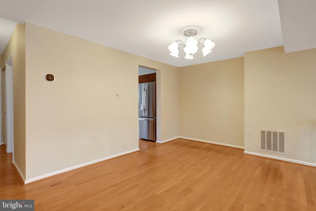 6519 KEMPER LAKES COURT