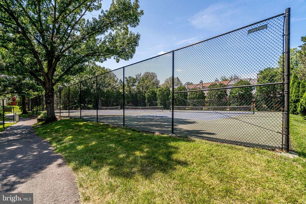 6519 KEMPER LAKES COURT