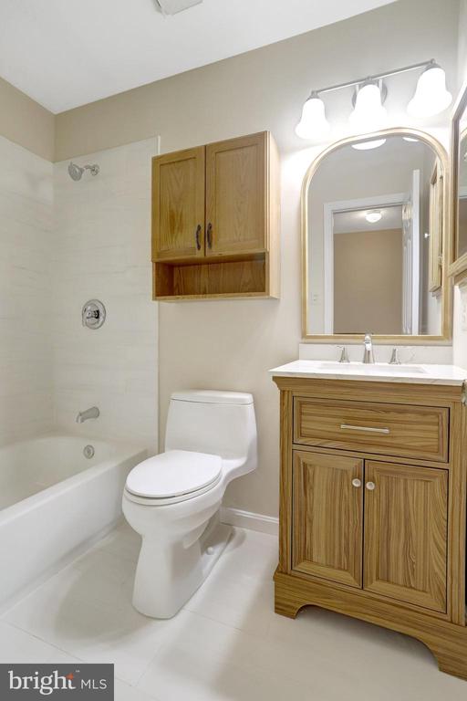 6519 KEMPER LAKES COURT