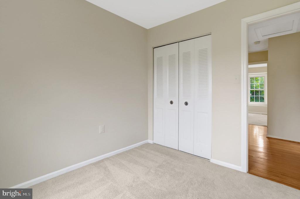 6519 KEMPER LAKES COURT