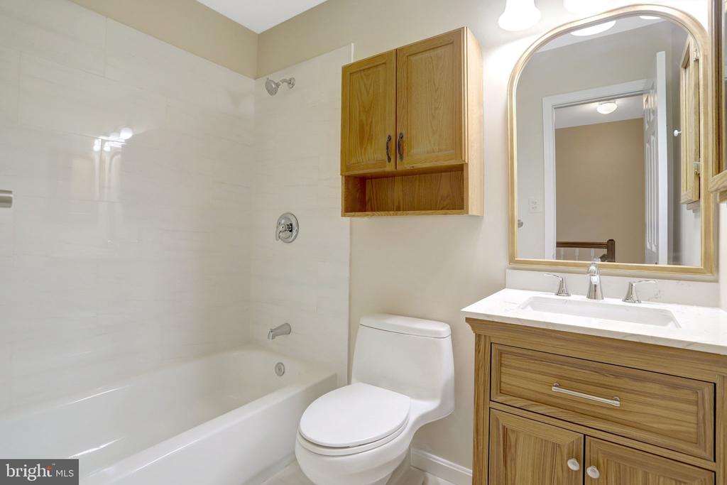 6519 KEMPER LAKES COURT