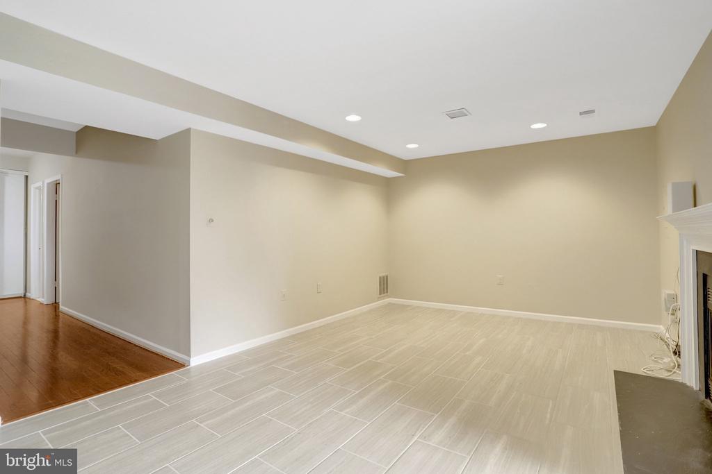 6519 KEMPER LAKES COURT