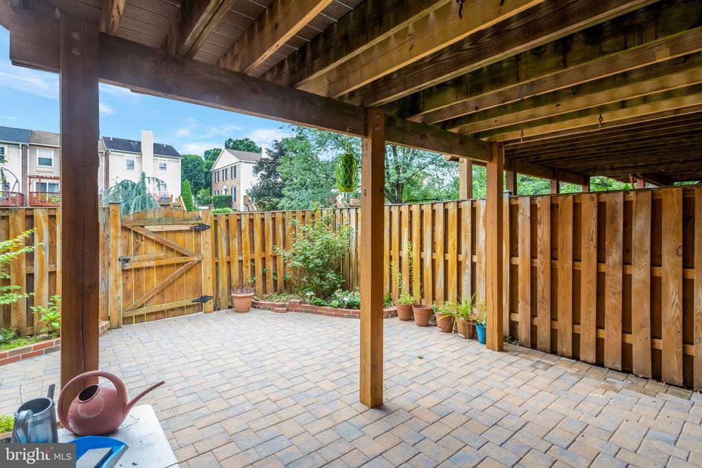 6519 KEMPER LAKES COURT
