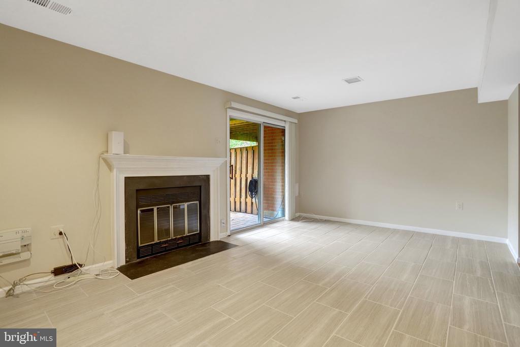 6519 KEMPER LAKES COURT