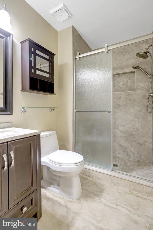 6519 KEMPER LAKES COURT
