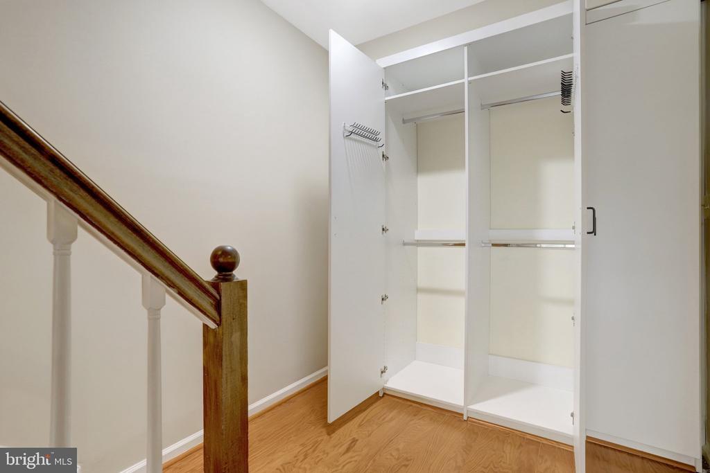 6519 KEMPER LAKES COURT