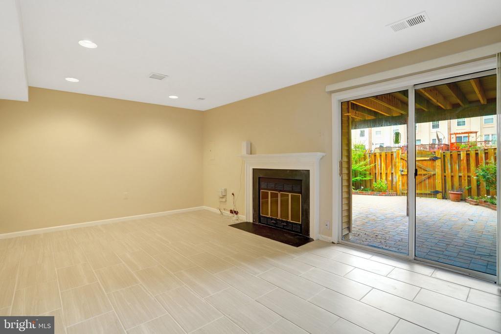 6519 KEMPER LAKES COURT