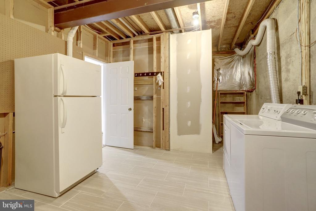 6519 KEMPER LAKES COURT