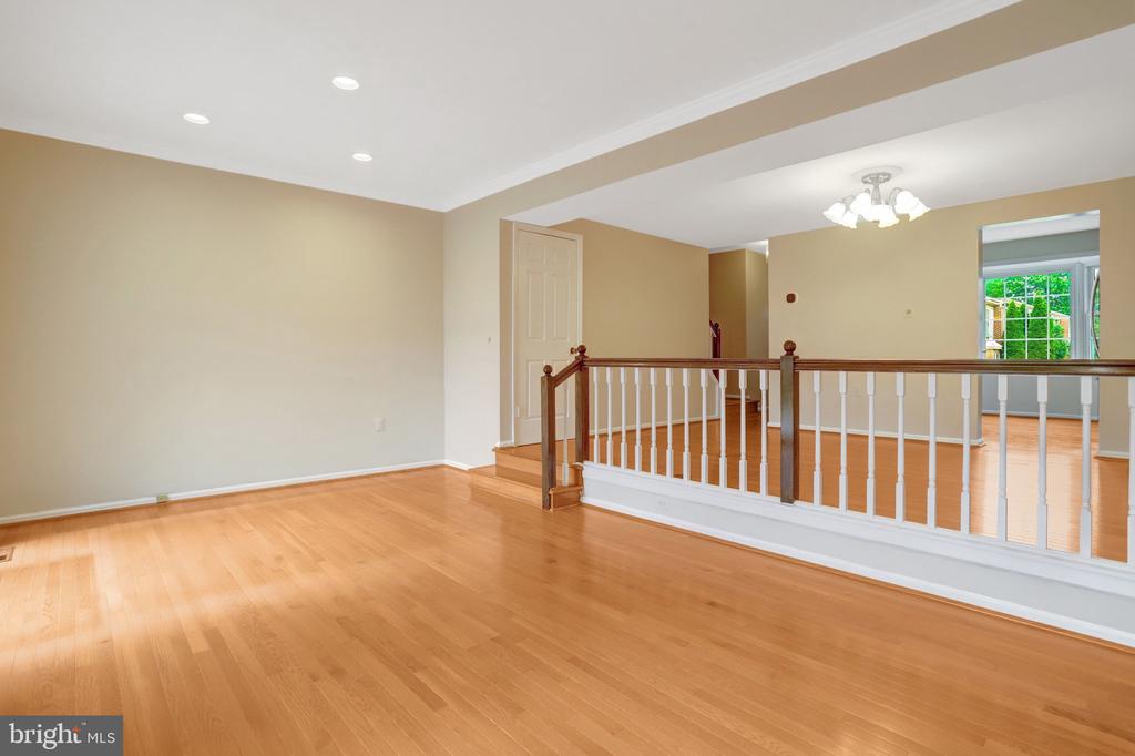 6519 KEMPER LAKES COURT
