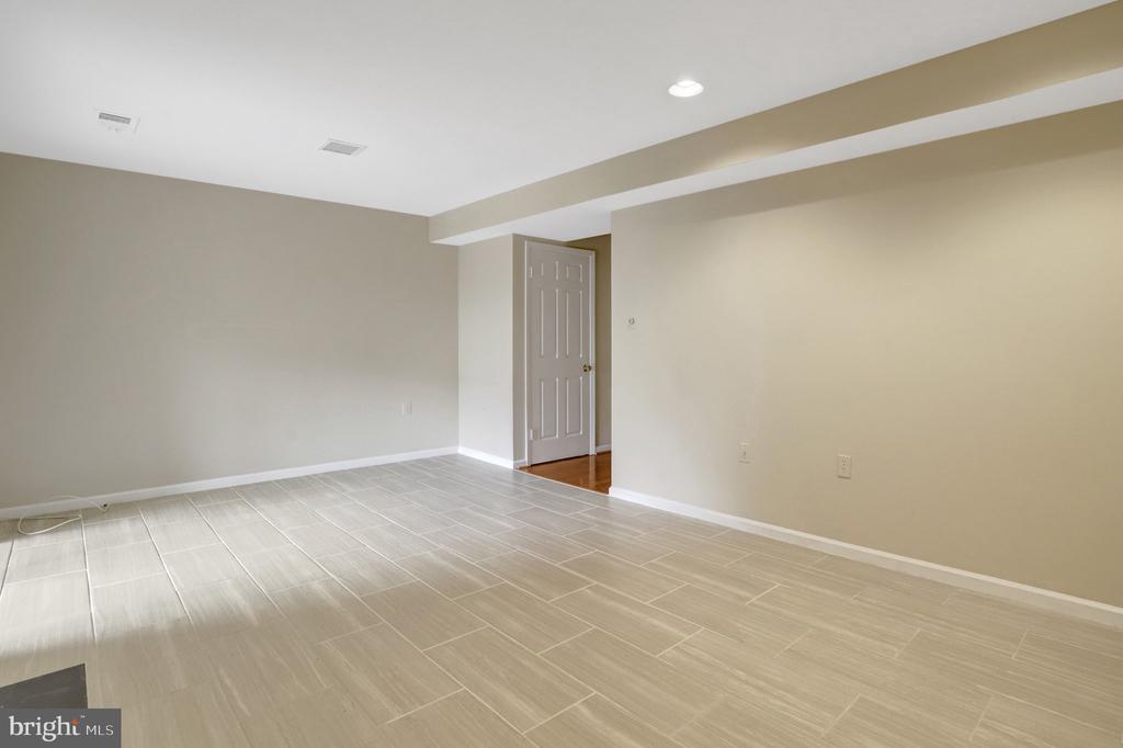 6519 KEMPER LAKES COURT