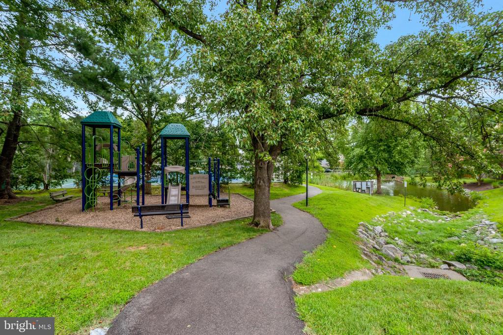 6519 KEMPER LAKES COURT