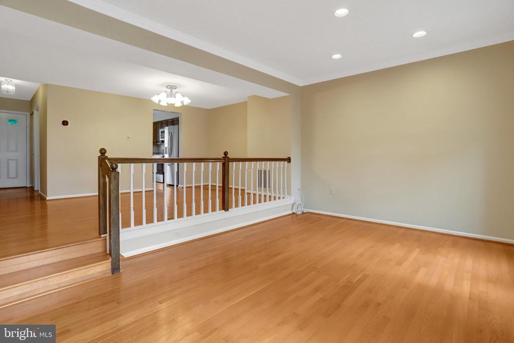 6519 KEMPER LAKES COURT