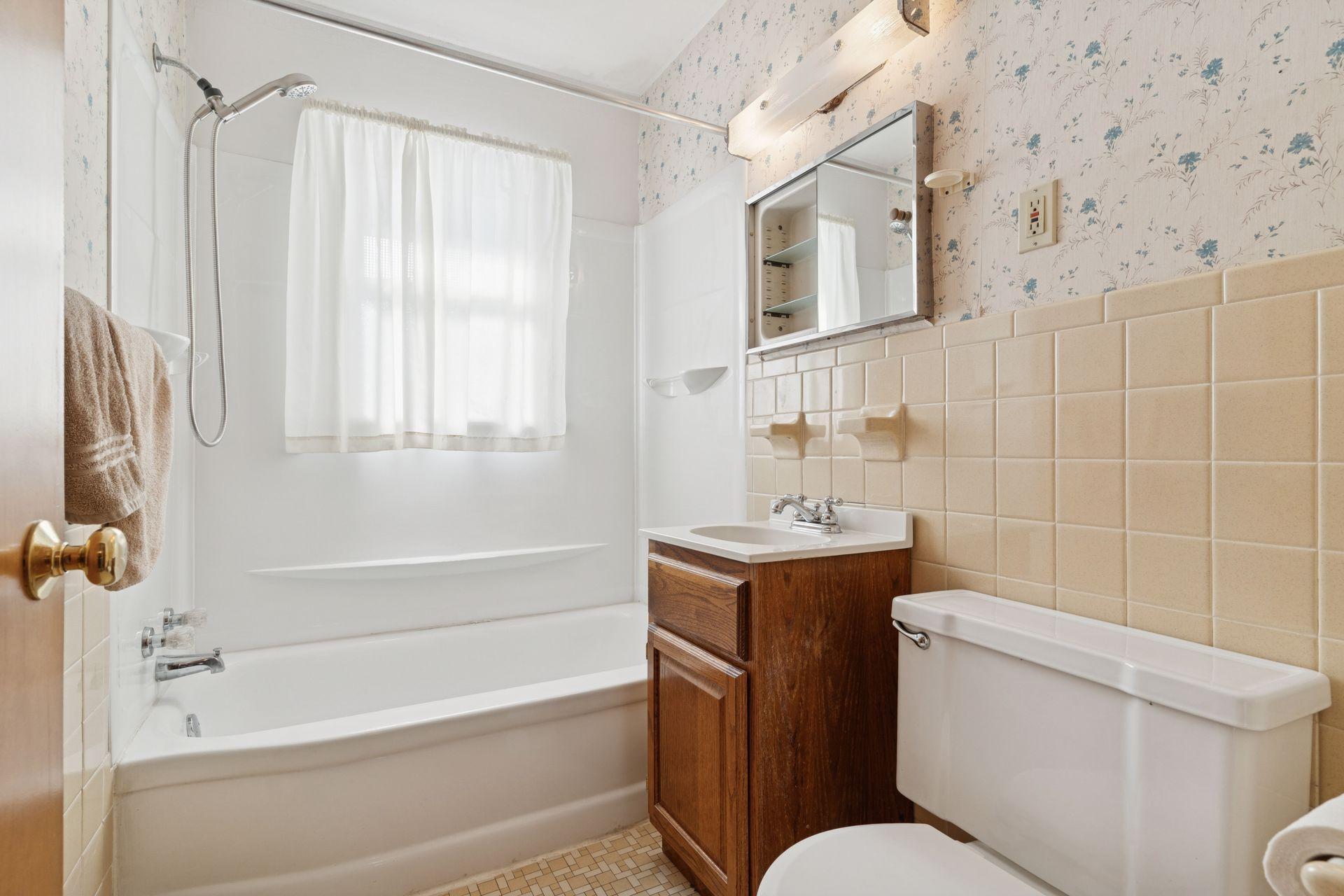 1214 43 1/2 Avenue NE