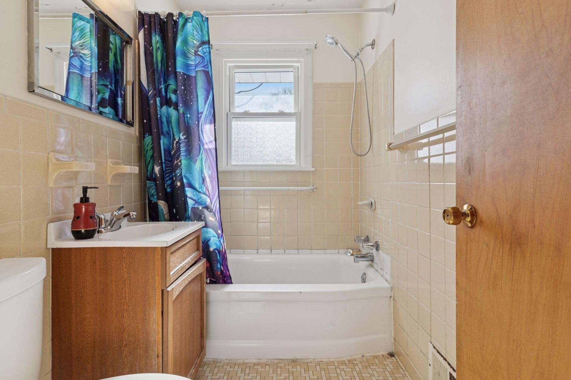 1214 43 1/2 Avenue NE