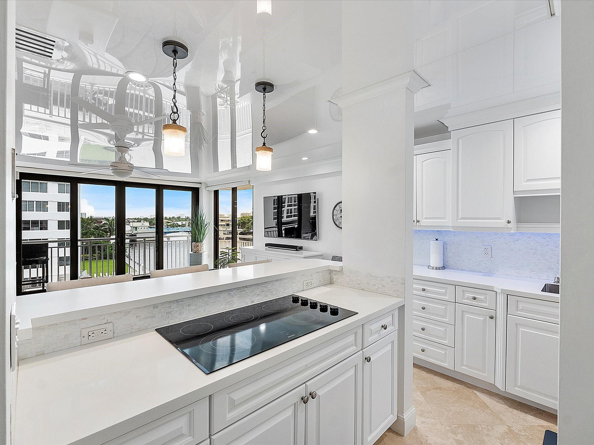3100 NE 48th St 412
