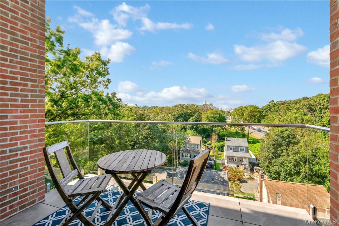 8 Boulevard W Unit: 403