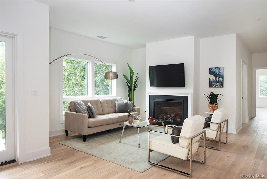 8 Boulevard W Unit: 402