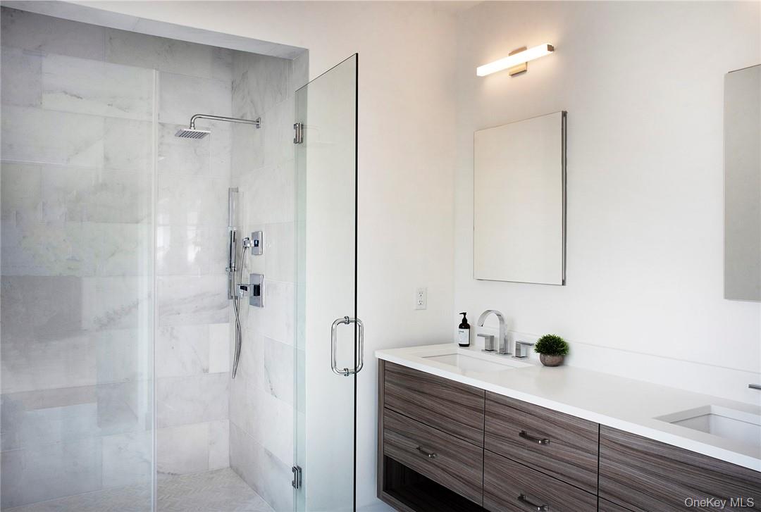 8 Boulevard W Unit: 402