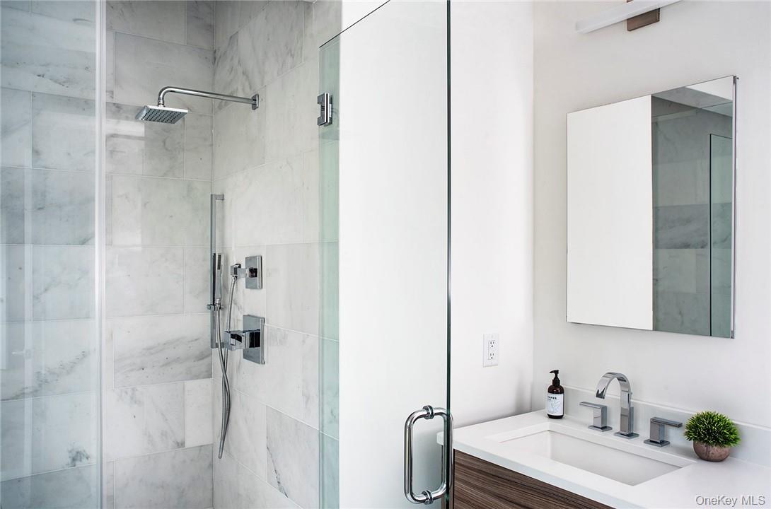 8 Boulevard W Unit: 402