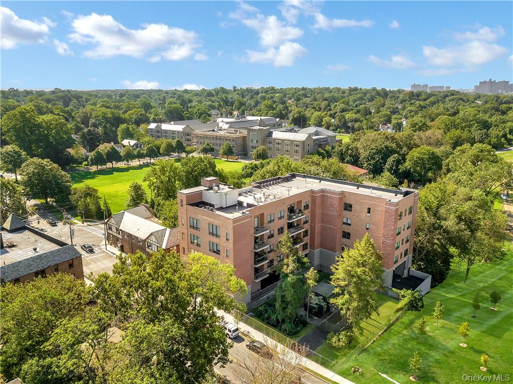 8 Boulevard W Unit: 402