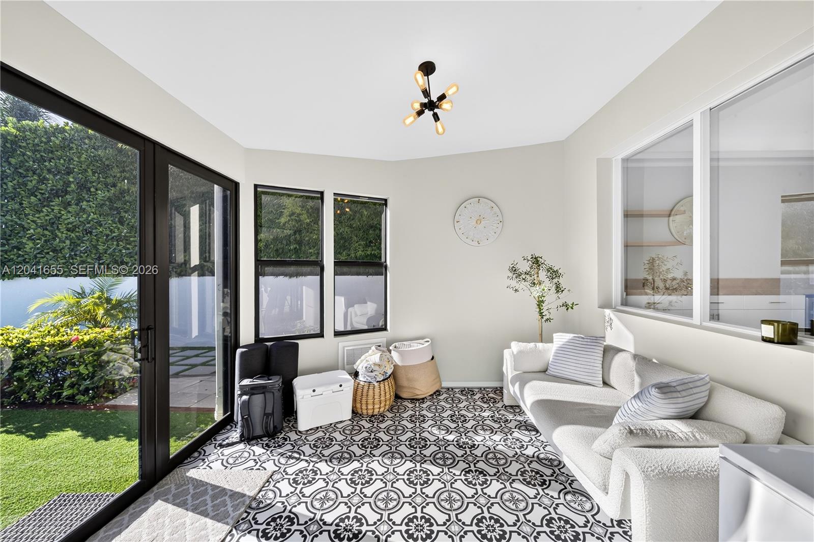 460 W Dilido Dr