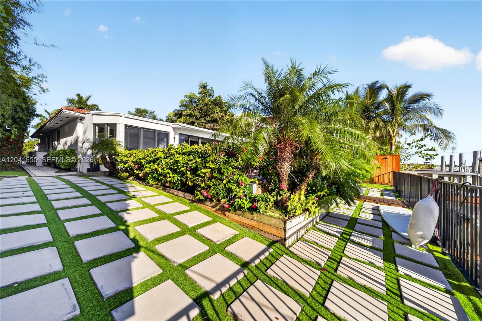 460 W Dilido Dr
