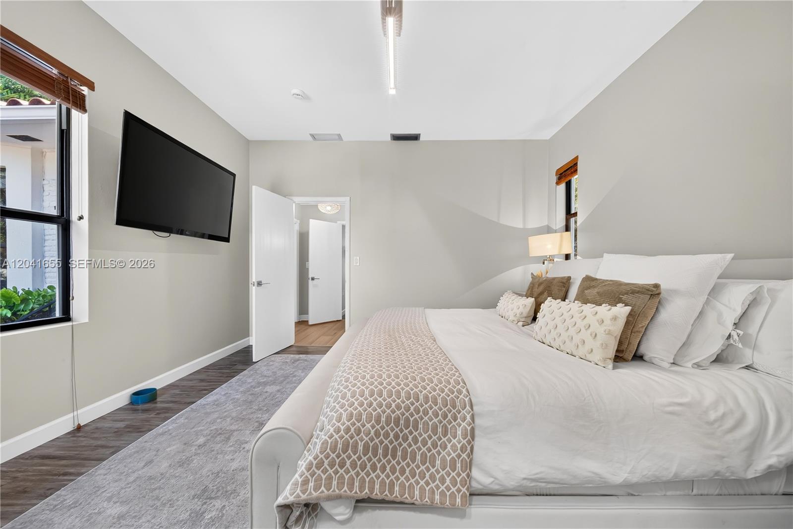 460 W Dilido Dr