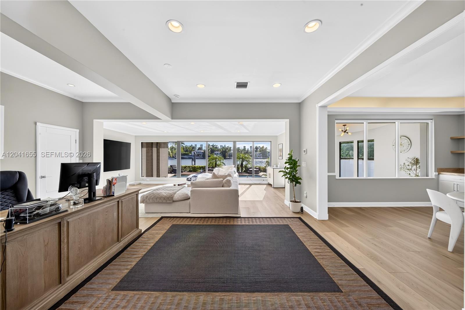 460 W Dilido Dr