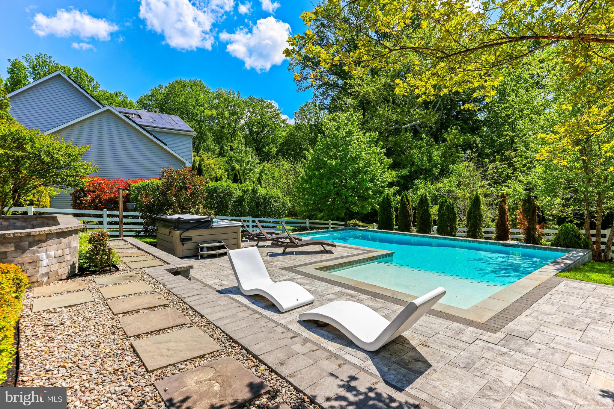 2435 MACALLISTER LANE