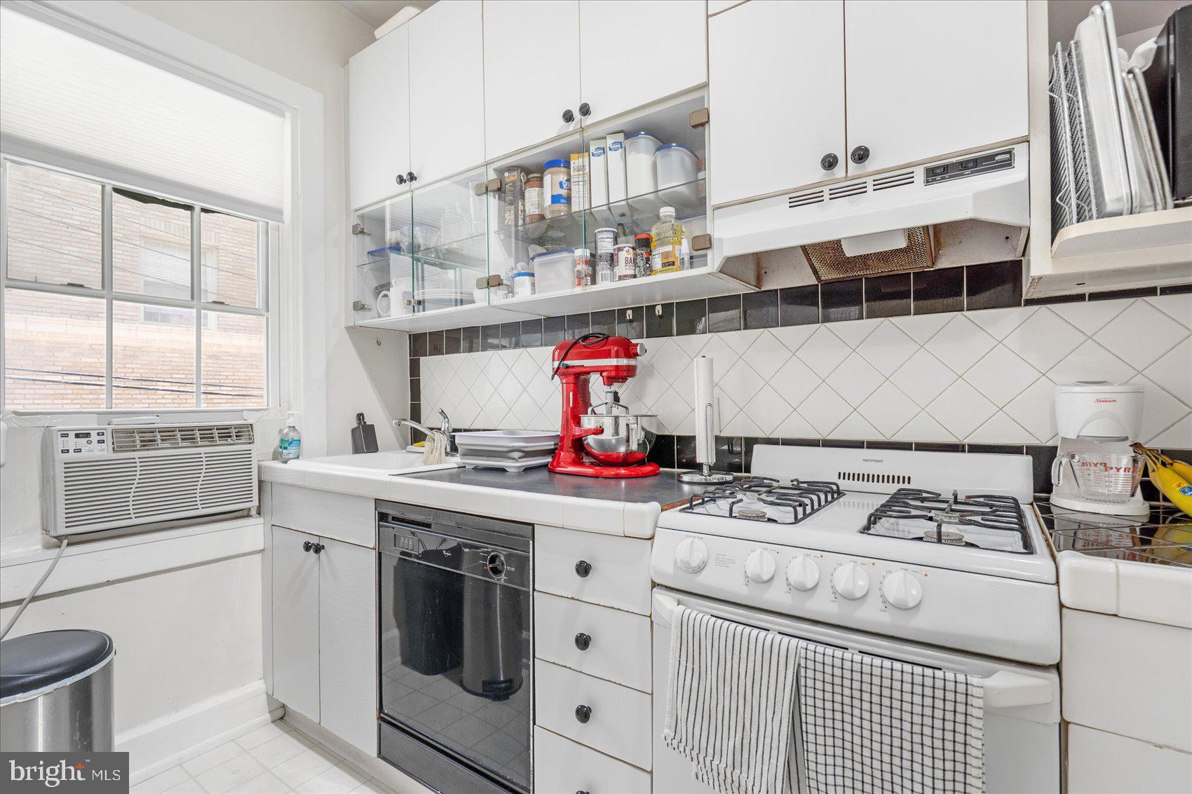 103 W 39TH STREET W E2