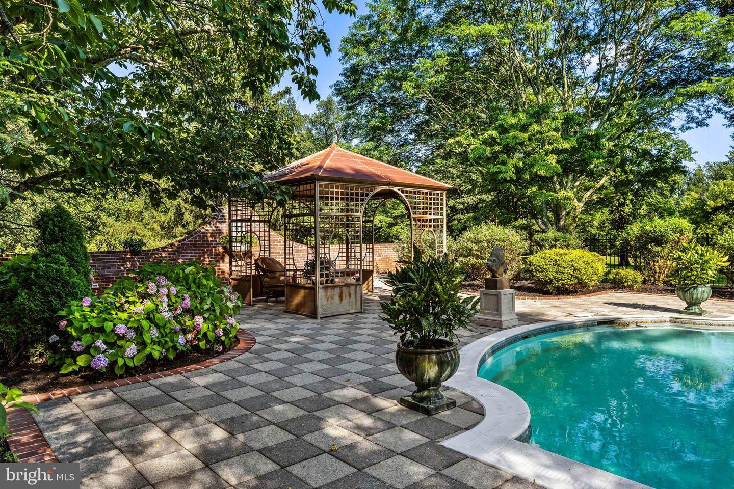 16 Merry Hill Ct