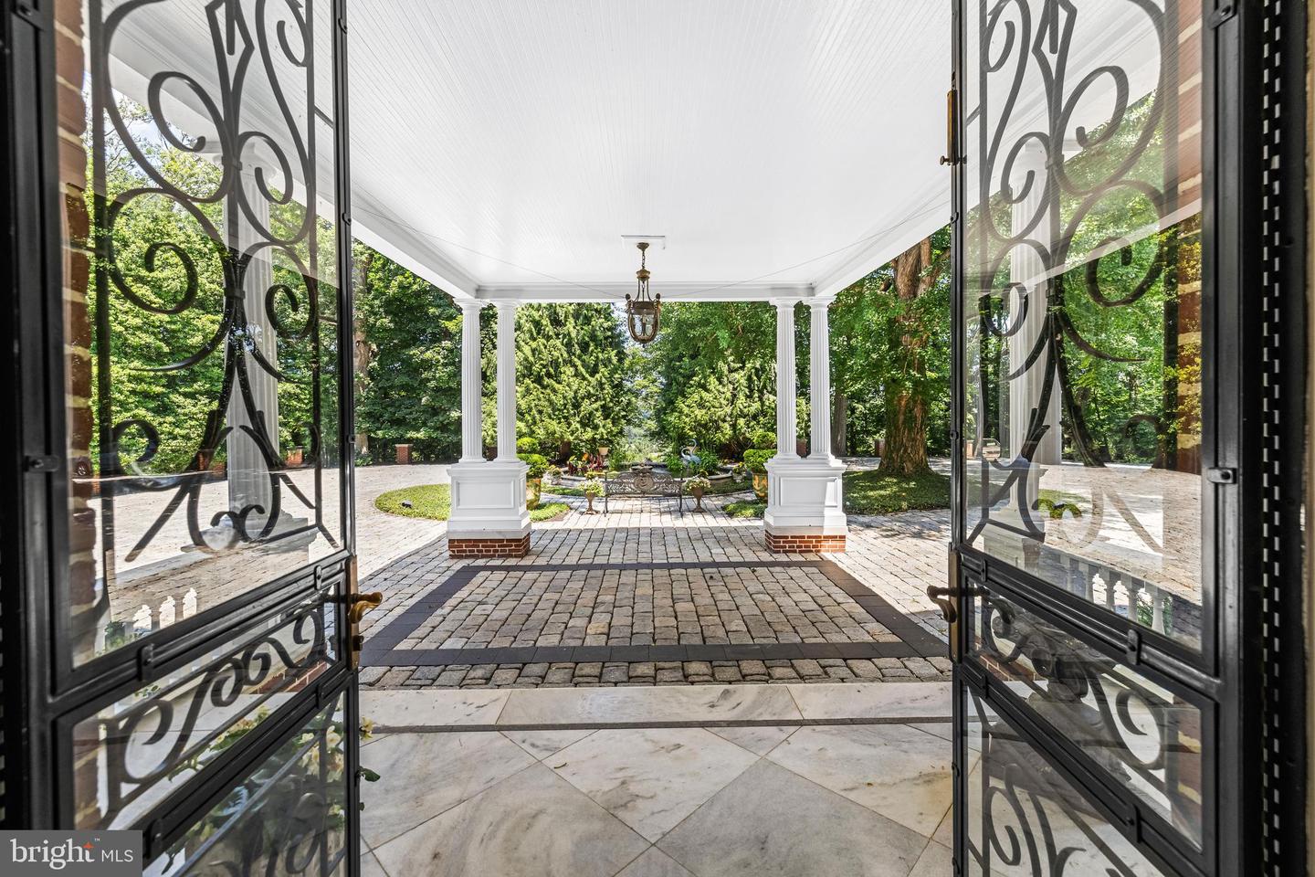 16 Merry Hill Ct