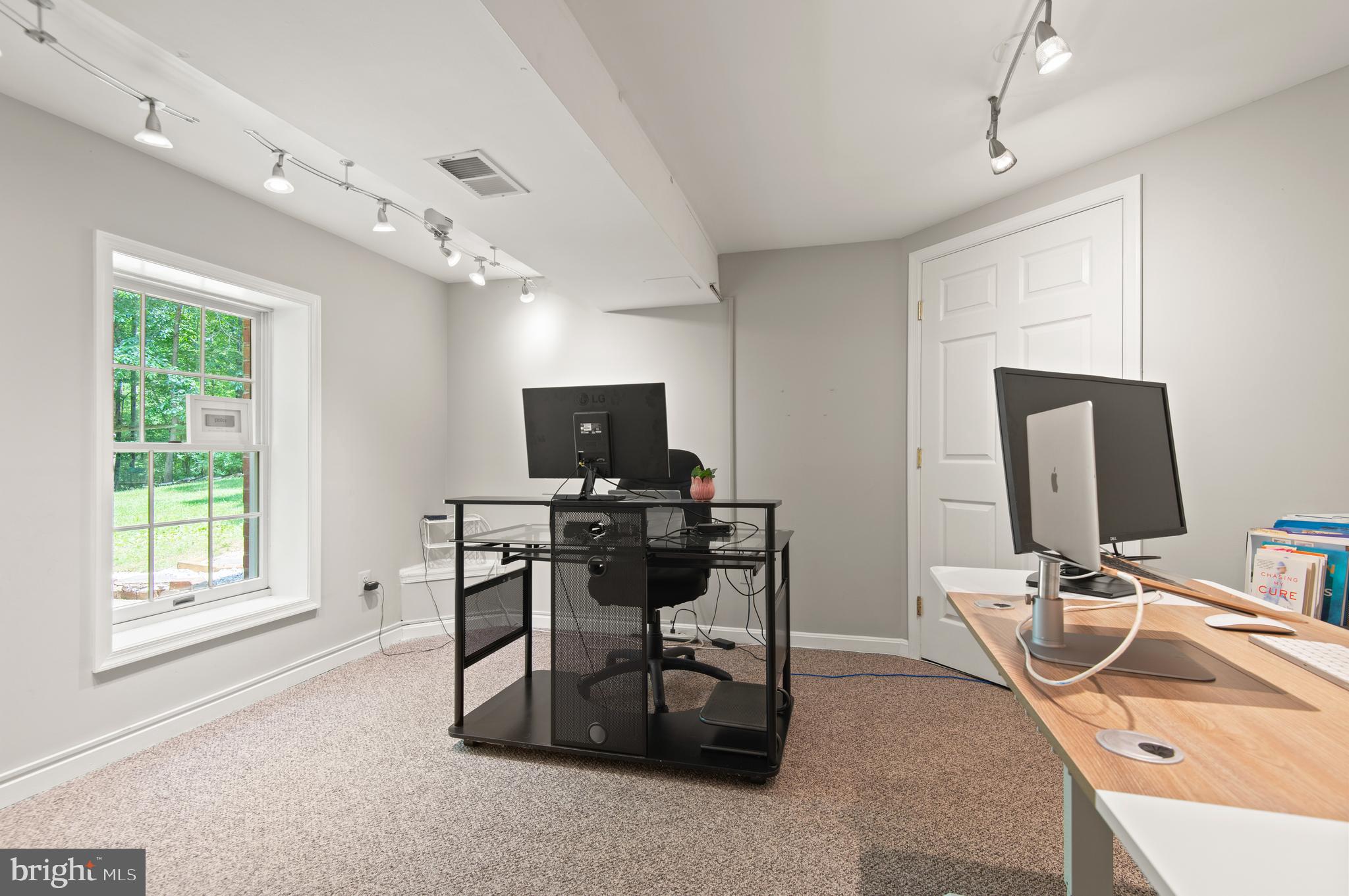 8 HENDERSON HILL COURT