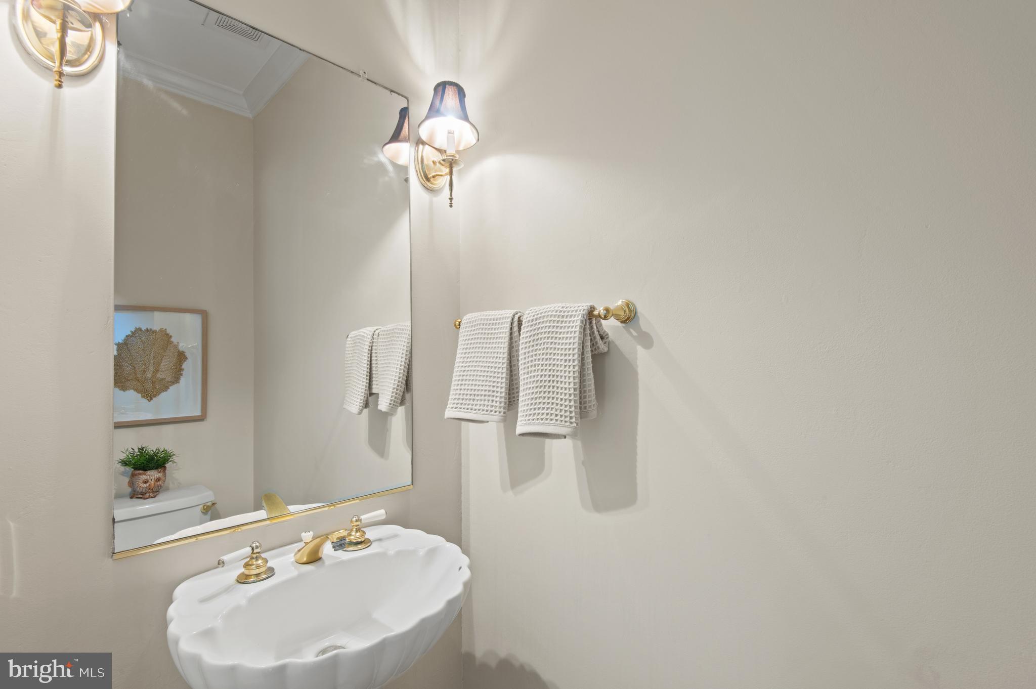 8 HENDERSON HILL COURT