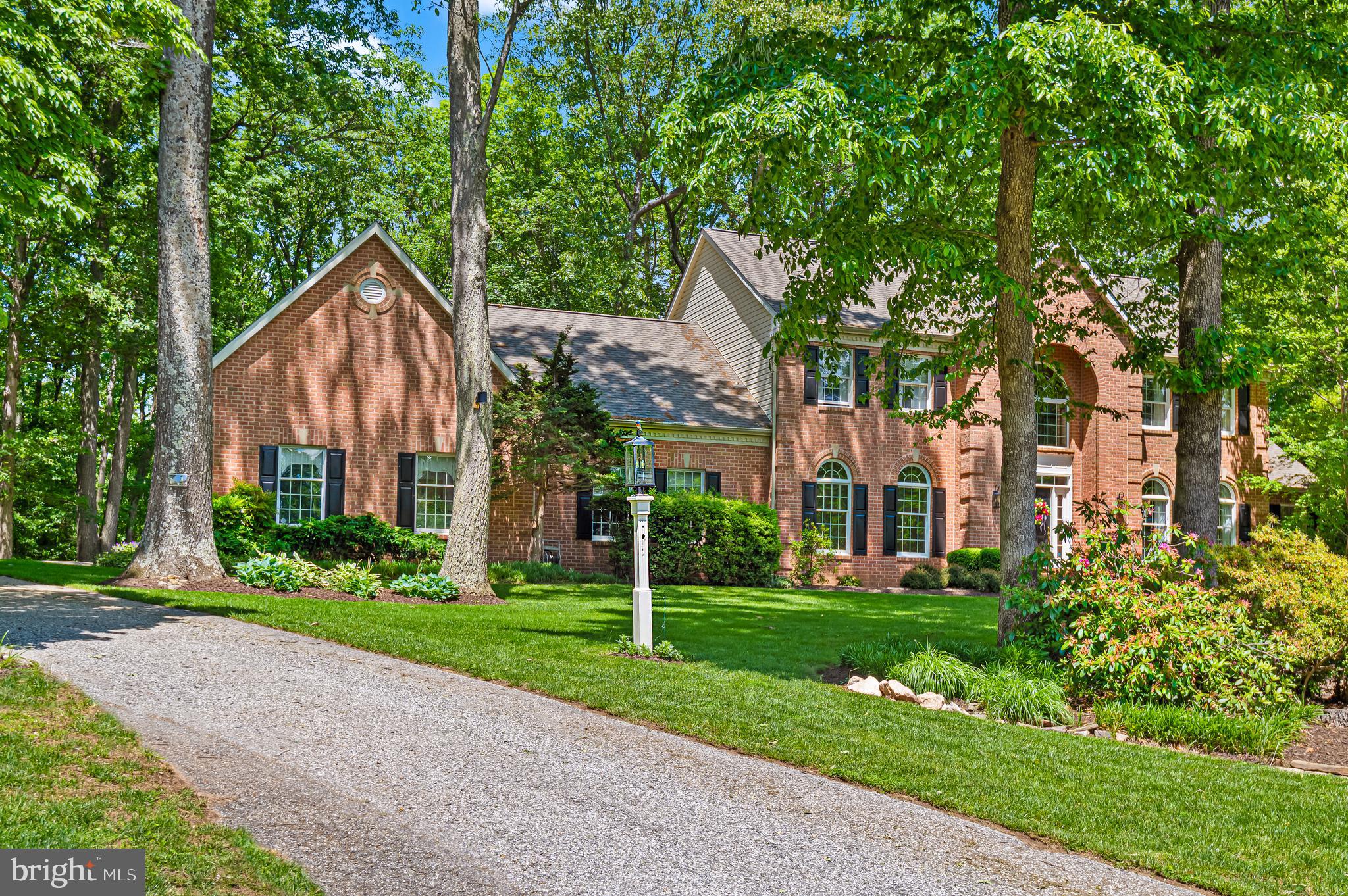 8 HENDERSON HILL COURT