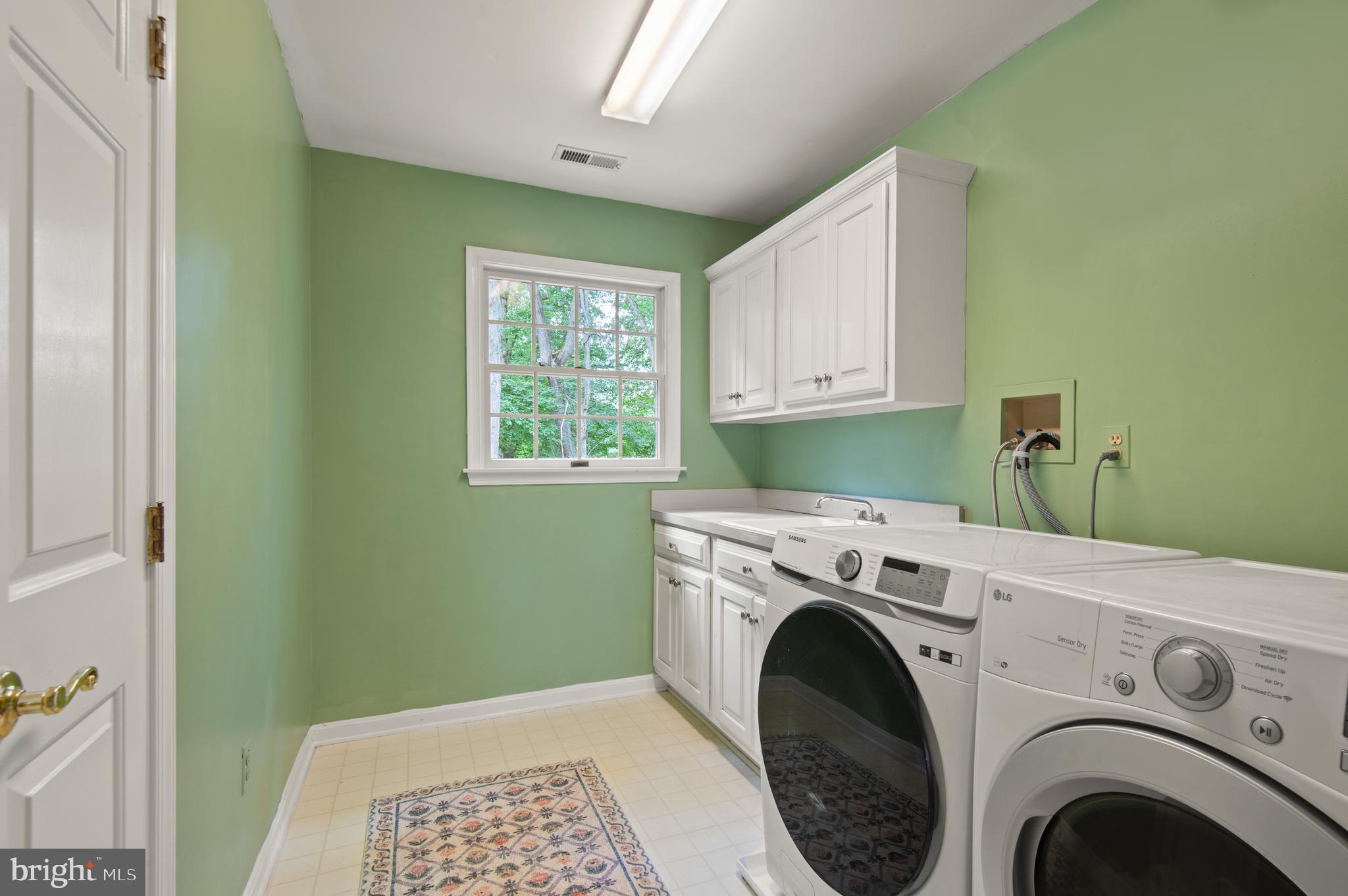 8 HENDERSON HILL COURT