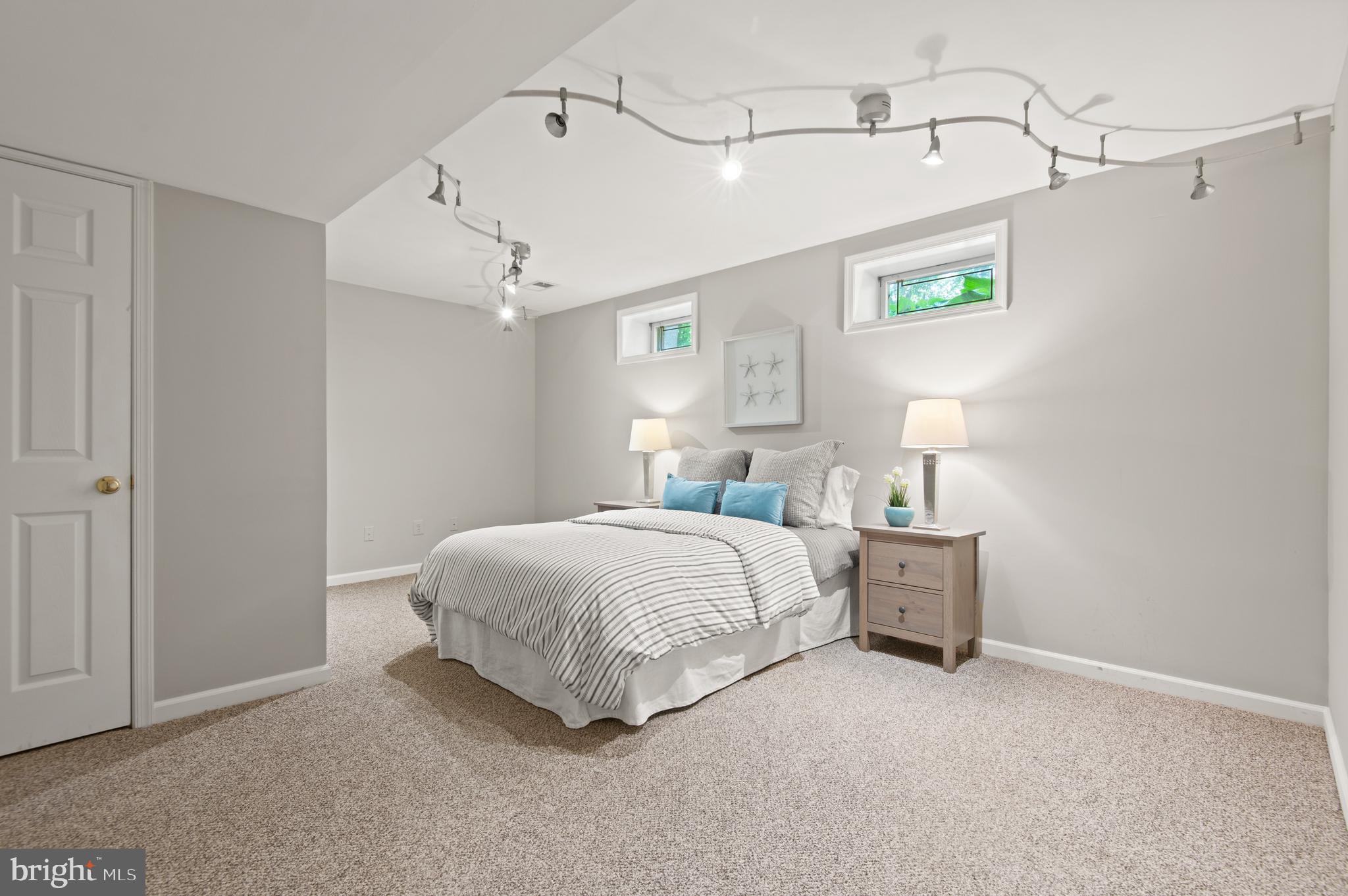 8 HENDERSON HILL COURT