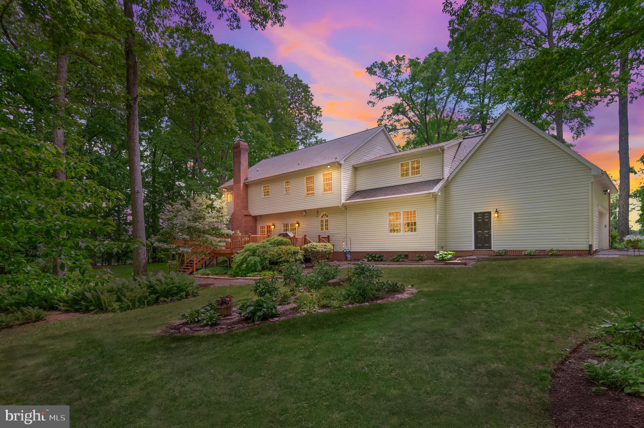 8 HENDERSON HILL COURT