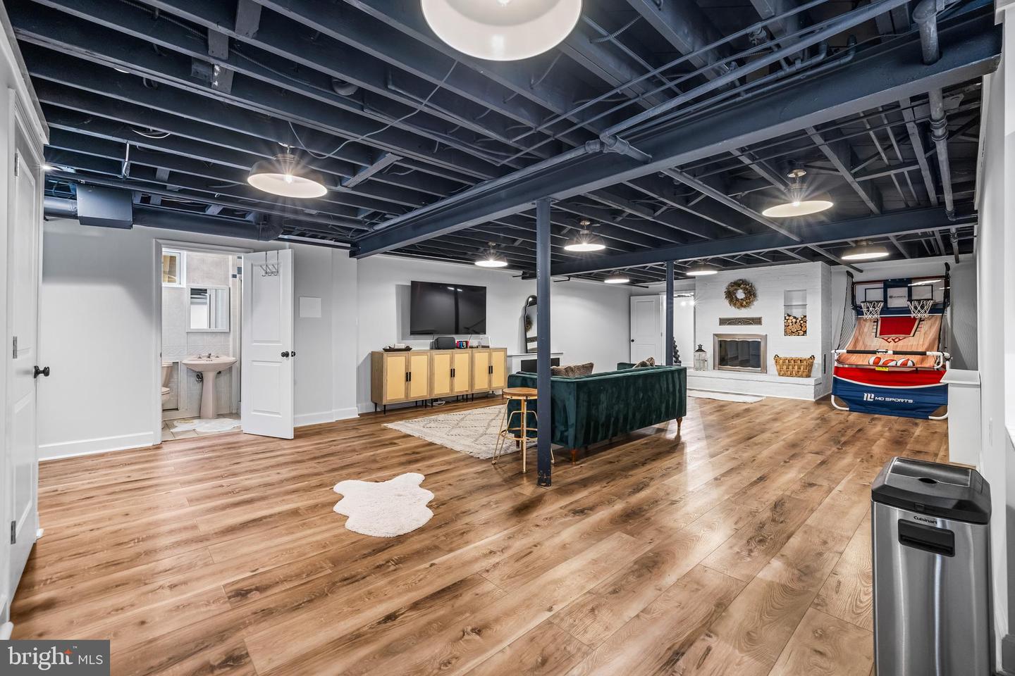 709 E Seminary Ave