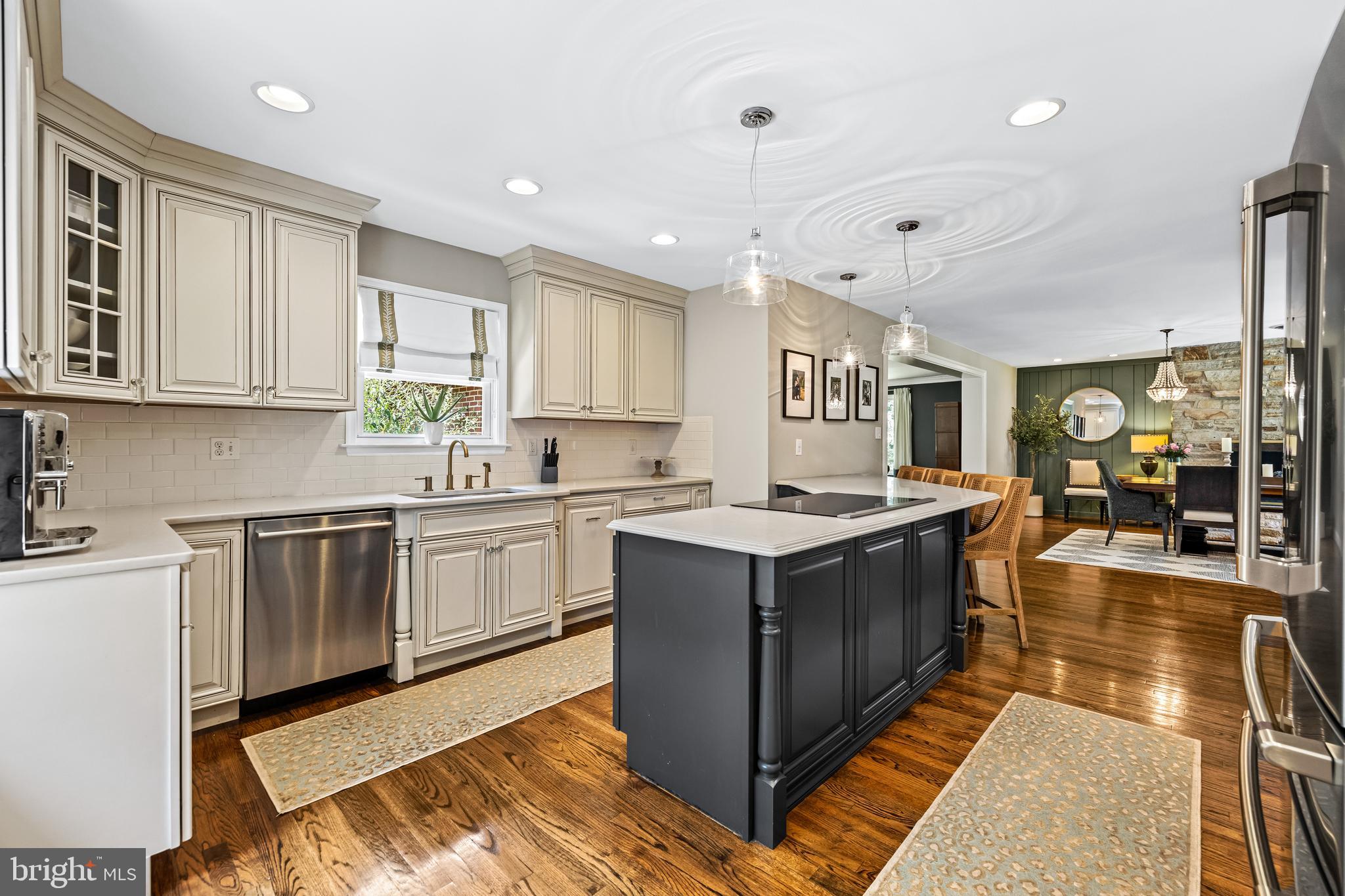 709 E Seminary Ave