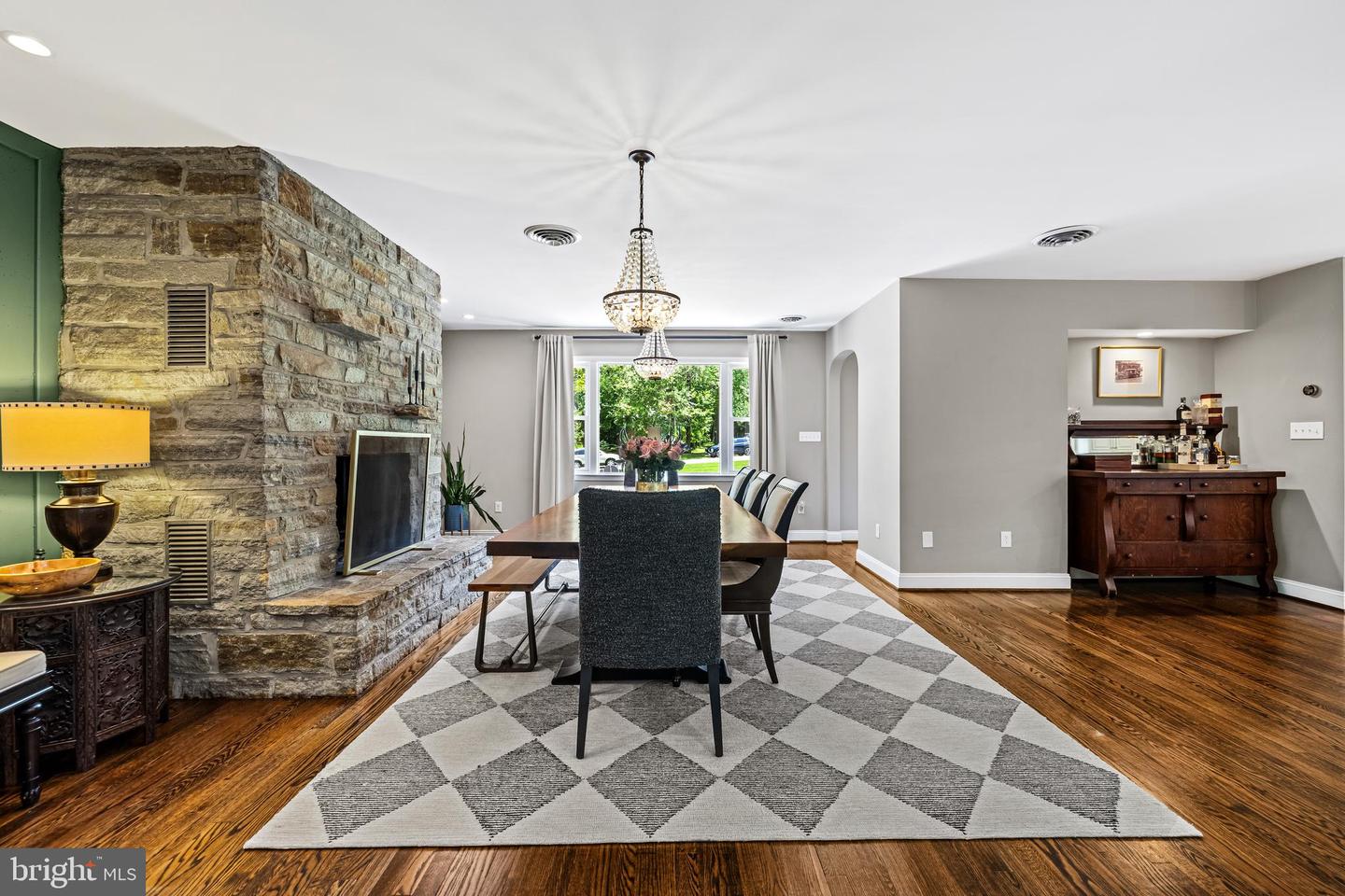709 E Seminary Ave