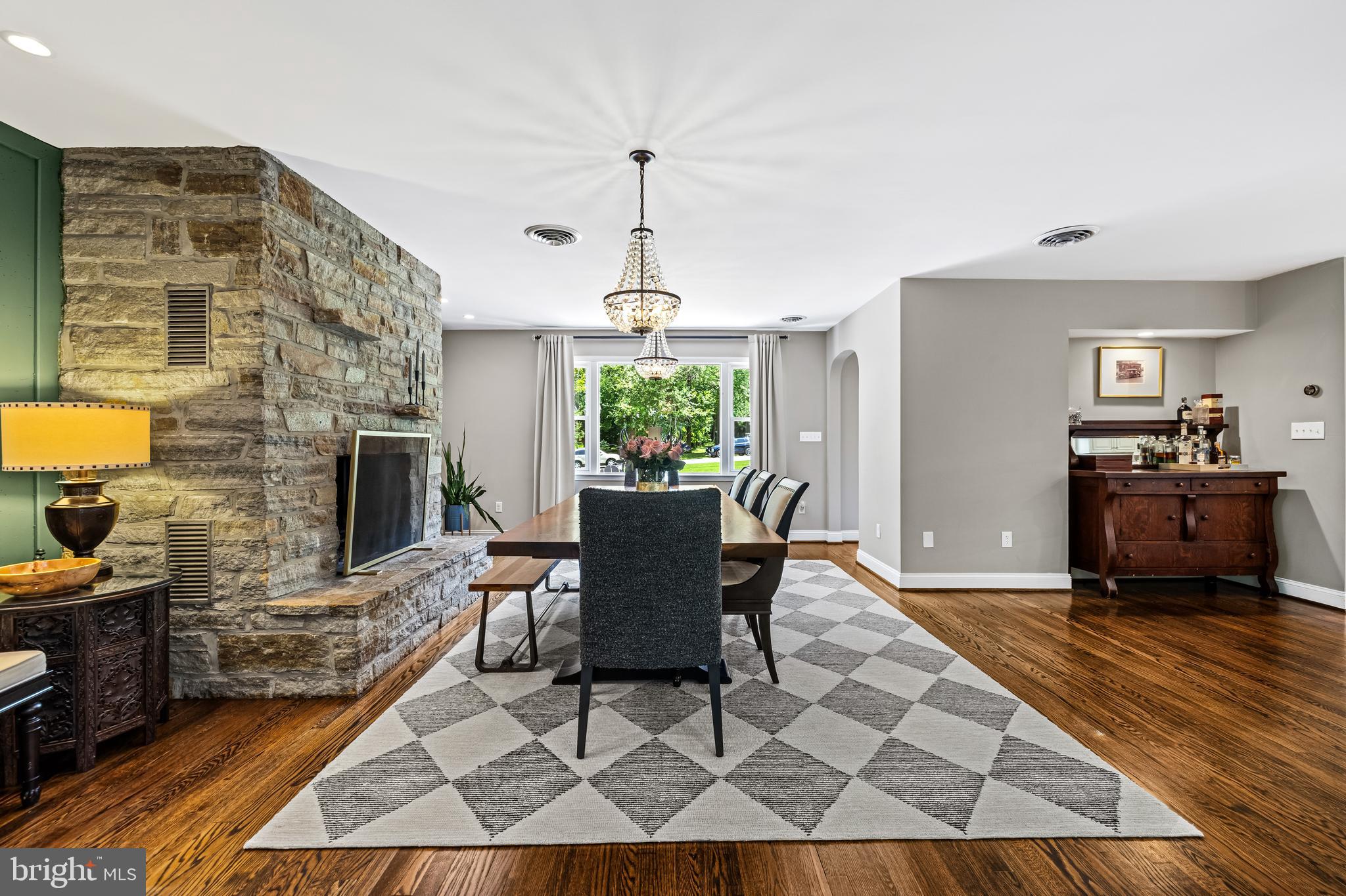 709 E Seminary Ave