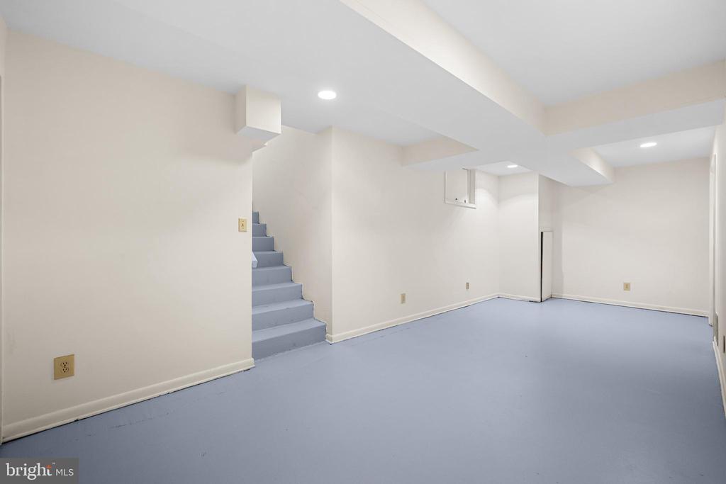 1000 WEST WIND COURT