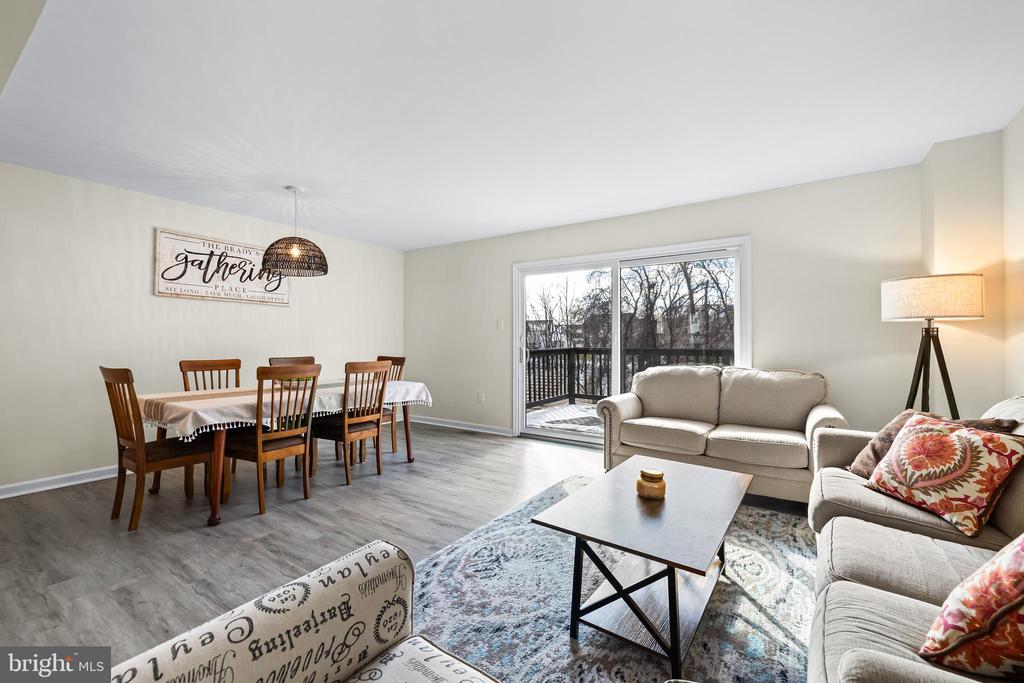 21 SANDSTONE COURT