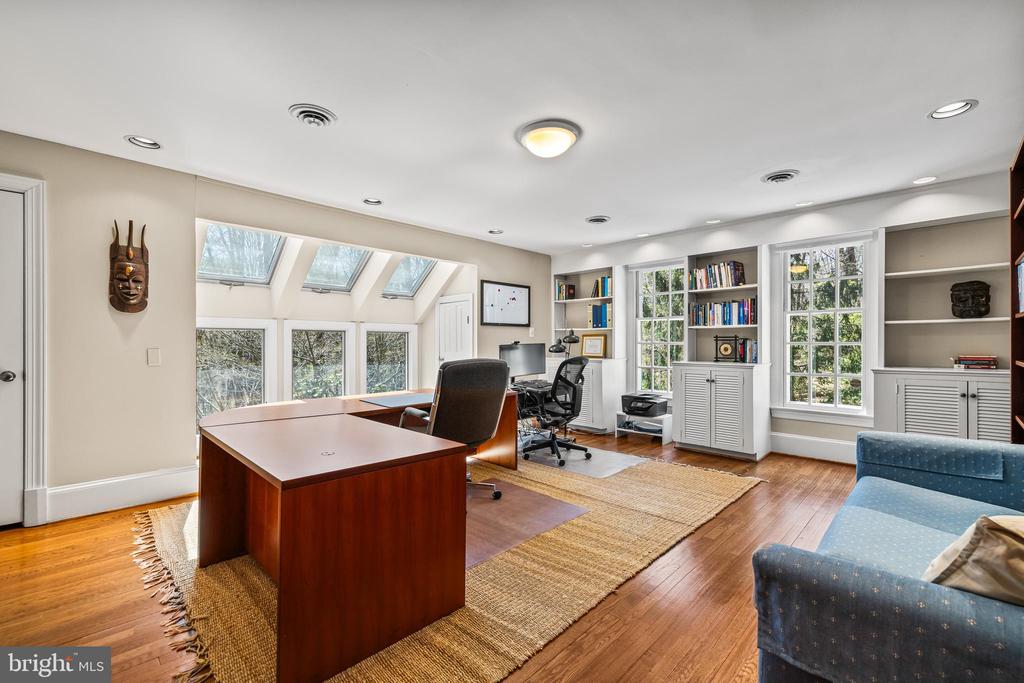 901 CHESTNUT RIDGE DRIVE